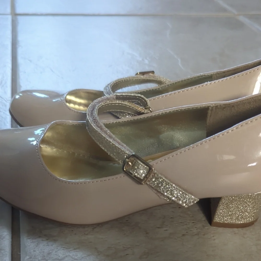 Nine West Cream and Gold Mary Jane Dress Shoes Girls Size 4